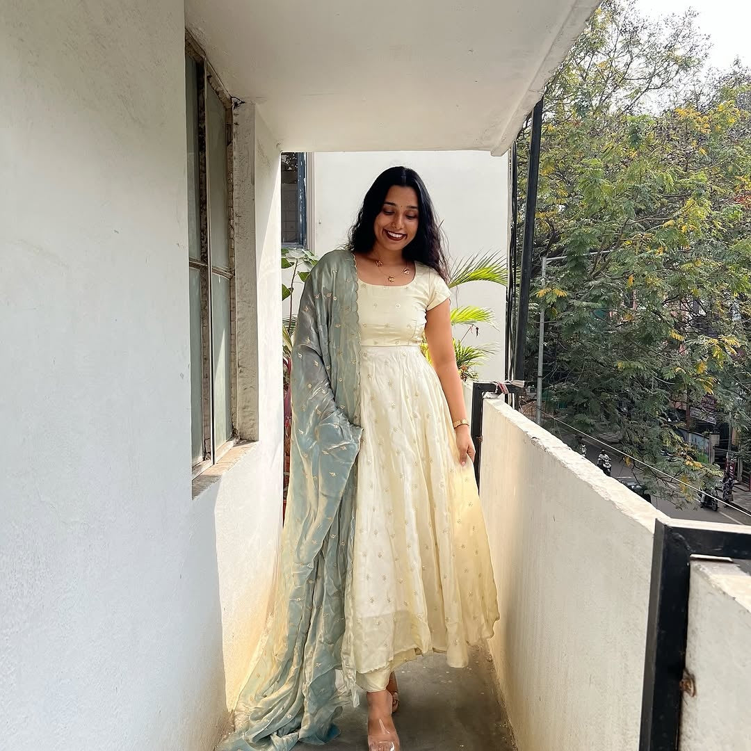 Anarkali Dress with Cream & Light Grey Dupatta – Elegant Women’s Ethnic Wear