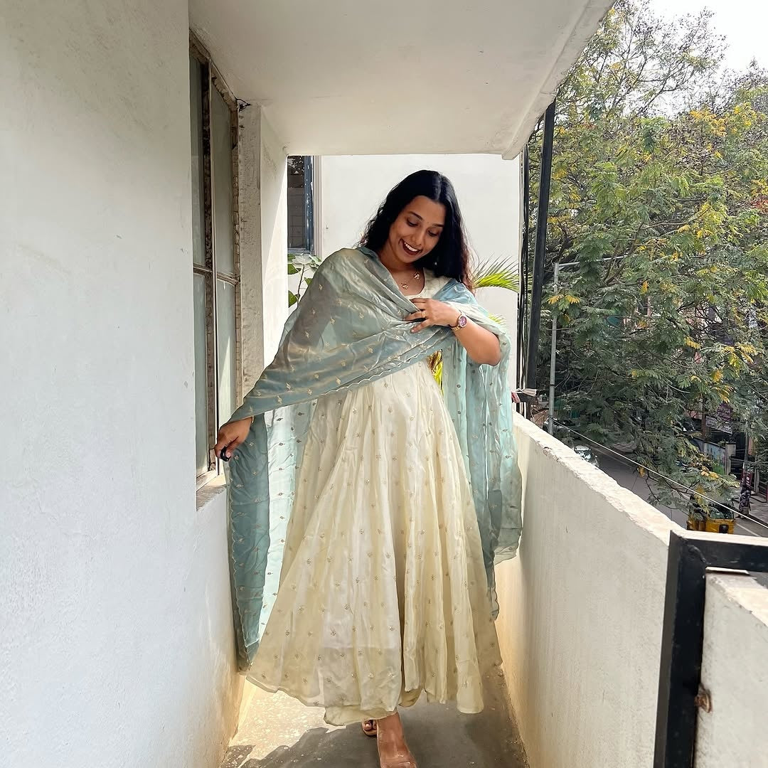 Anarkali Dress with Cream & Light Grey Dupatta – Elegant Women’s Ethnic Wear