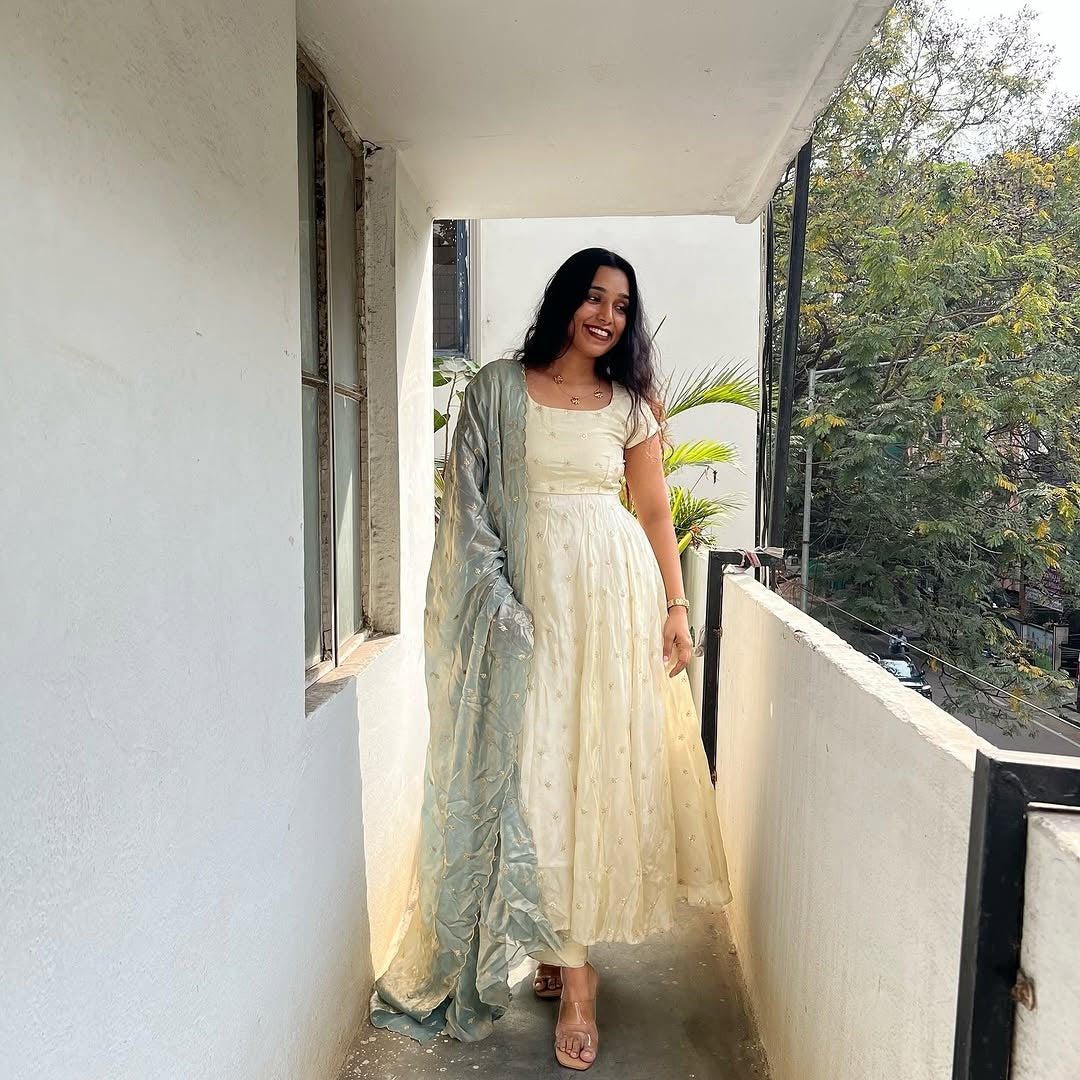 Anarkali Dress with Cream & Light Grey Dupatta – Elegant Women’s Ethnic Wear